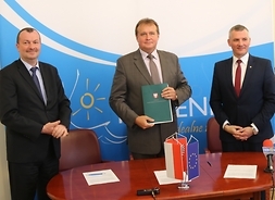 Od lewej stoją: wicemarszałek Wiesław Raboszuk, burmistrz Tomasz Śmietanka, członek zarządu Rafał Rajkowski