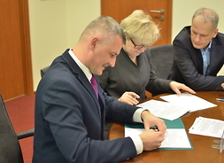 Od lewej podpisują umowy: członek zarządu Rafała Rajkowski oraz prof. Jolanta Maria Choińska-Mika z UW