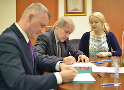 Od lewej podpisują umowy: członek zarządu Rafała Rajkowski oraz Andrzej Zajkowski z Politechniki Warszawskiej