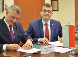 Od lewej podpisują umowy: członek zarządu Rafała Rajkowski oraz burmistrz Radzymina