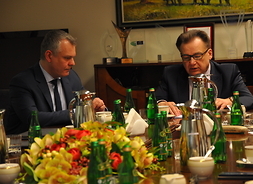 marszałek Adam Struzik i dyrektor Marcin Podgórki w trakcie spotkania dotyczącego uchwały antysmogowej
