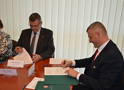 Rafał Rajkowski po prawej i wójt gminy Raszyn po lewej podpisują umowę