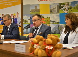Od lewej siedzą Tomasz Sieradz dyrektor WUP, marszałek Adam Struzik oraz Renata Kaznowska zastępca prezydenta m.st. Warszawy