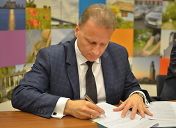 Tomasz Sieradz dyrektor WUP podpisuje umowy