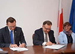 Prezydent Ciechanowa Krzysztof Kosiński po lewej i marszałek Adam Struzik w środku podpisują umowę