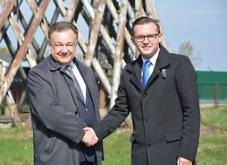 Marszałek Adam Struzik po lewej gratuluje prezydentowi Ciechanowa