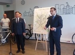 Uczestnicy konferencji prasowej: rowerzyści, marszałek Adam Struzik o prezydent Ciechanowa Krzysztof Kosiński