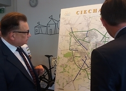 Marszałek Adam Struzik i prezydent Kosiński analizują na mapie przebieg tras rowerowych