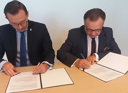 Od lewej prezydent Krzysztof Kosiński i marszałek Adam Struzik podpisują umowę