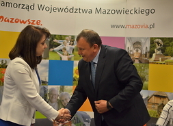 Gratulacje od wicemarszałek Janiny Ewy Orzełowskiej dla beneficjentów