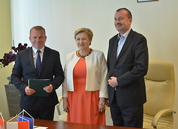 Od lewej stoją burmistrz Pułtuska Krzysztof Nuszkiewicz, członek zarządu Elżbieta Lanc oraz wicemarszałek Wiesław Raboszuk