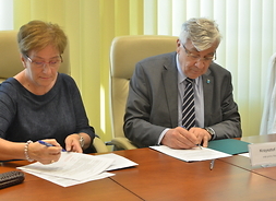 Przedstawiciele gminy Stare Babice podpisują umowę