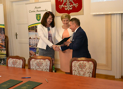 wicemarszałek Janina Ewa Orzełowka gratuluje burmistrzowi Ostrowi Mazowieckiej