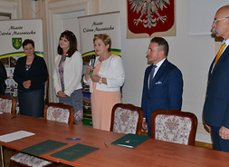 Elżbieta Lanc członek zarządu województwa mazowiewckiego  gratuluje projektu