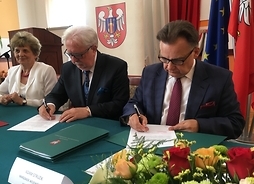 Starosta Włodzimierz Wojnarowski i marszałek Adam Struzik podpisują umowę