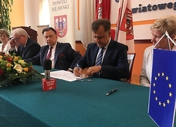 Przedstawiciel gminy Glinojeck podpisuje umowę
