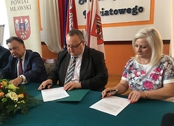 Beneficjenci podpisują umowę w starostwie powiatowym w Mławie