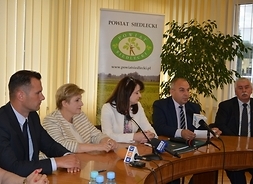 Konferencja prasowa z udziałem beneficjentów i przedstawicielek zarządu województwa mazowieckiego