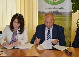 Od lewej umowę podpisują wicemarszałek Janina Ewa Orzełowska i starosta siedlecki Dariusz Stopa