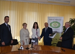 Beneficjenci oraz przedstawicielki zarządu województwa mazowieckiego podczas podpisania umów