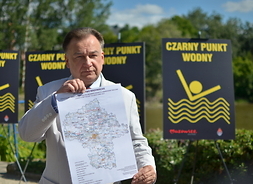 Marszałek Adam Struzik pokazuje mapę z nowymi czarnymi punktami na Mazowszyu