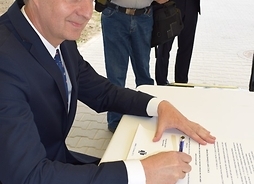 Prezes Marcin Kulicki podpisuje akt erekcyjny