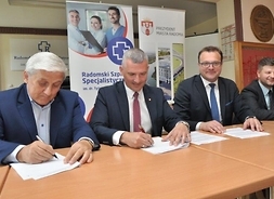 Dyrektor Radomskiego Szpitala Specjalistycznego i członek zarządu Rafał Rajkowski podpisują umowę