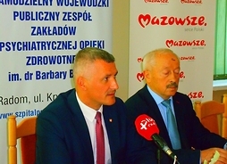 Od lewej siedzą członek zarząd Rafał Rajkowski oraz dyrektor szpitala w Krychnowicach Włodzimierz Guzowski