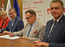 Marszałek Adam Struzik i burmistrz Płońska podpisują umowę