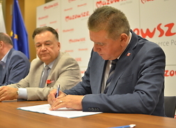 Burmistrz Płońska Andrzej Pietrasik podpisuje umowę