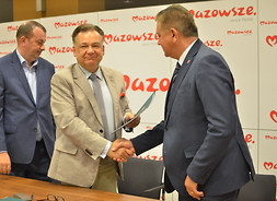 MArszałek Adam Struzik gratuluje burmistrzowi Płońska