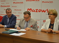 Marszałek Adam Struzik i Bogusława Jaworska burmistrz Zwolenia podpisują umowę