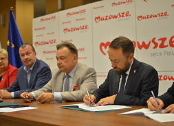 Z-ca prezydenta m. st. Warszawy podpisuje umowę