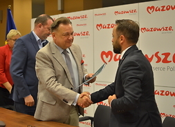 Marszałek Adam Struzik gratuluje z-cy prezydenta m. st. Warszawy