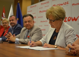 Bogusława Jaworska burmistrz Zwolenia podpisuje umowę