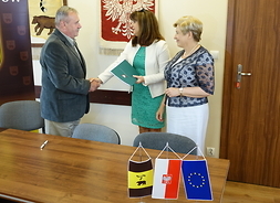 Wicemarszałek Janina Ewa Orzełowska gratuluje burmistrzowi Węgrowa