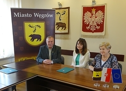 Od lewej siedzą: burmistrz Węgrowa Krzysztof Wyszogrodzki, wicemarszałek Janina Ewa Orzłowska oraz członek zarządu Elżbieta Lanc
