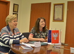 Od lewej siedzą Elżbieta Lanc członek zarządu województwa mazowieckiego i Janina Ewa Orzełowska wicemarszałek