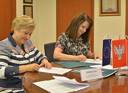 Od lewej członek zarządu Elżbieta Lanc oraz wicemarszałek Janina Ewa Orzełowska podpisują umowy