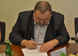 Wójt gminy Nadarzyn Janusz Grzyb podpisuje umowę