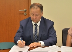 Grzegorz Dudzik burmistrz Zielonki podpisuje umowę