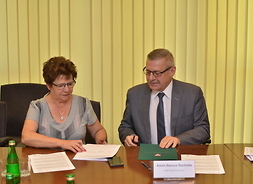 Adam Rachuba wójt gminy Pokrzywnica podpisuje umowę