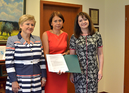 Od lewej członek zarządu Elżbieta Lanc, sekretarz Mszczonowa Zofia Krukowska oraz wicemarszałek Janina Ewa Orzełowska