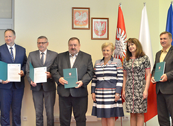 Członkienie zarządu województwa mazowieckiego i beneficjenci na wspólnym zdjęciu