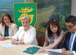 członek zarządu województwa Elżbieta Lanc, wicemarszałek Janina Ewa Orzełowska oraz burmistrz Łochowa Robert Szymuś