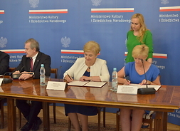 Członek zarządu Elżbieta Lanc i zastępca dyrektora Agnieszka Kuźmińska podpisują list intencyjny