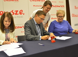 Wicemarszałek Janina Ewa Orzełowska i wójt Gminy Klembów podpisują umowę