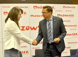 Wicemarszałek Janina Ewa Orzełowska gratuluje wójtowi Gminy Klembów