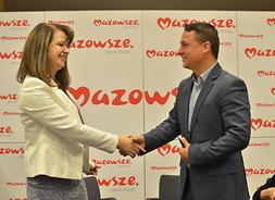 Wicemarszałek Janina Ewa Orzełowska gratuluje wójtowi gminy Strachówka