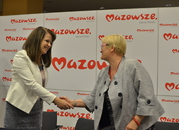 Wicemarszałek Janina Ewa Orzełowska gratuluje przedstawicielce Gminnego Ośrodka Kultury w Jadowie